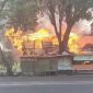 Kobaran api yang membakar warung kopi dan rumah warga