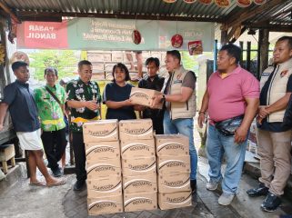 Satgas Pangan Polres Pasuruan saat mendistribusikan minyakita di Pasar Bangil