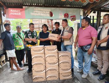 Satgas Pangan Polres Pasuruan saat mendistribusikan minyakita di Pasar Bangil