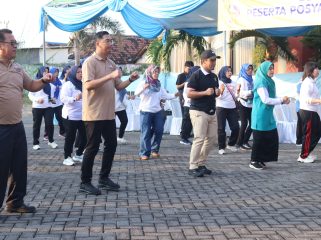 Wali Kota Pasuruan beserta perwakilan Indomaret saat melakukan senam bersama