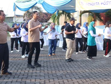 Wali Kota Pasuruan beserta perwakilan Indomaret saat melakukan senam bersama