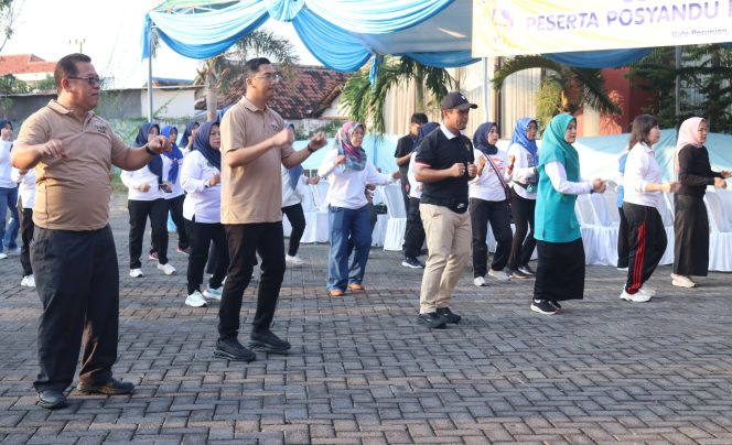 
					Wali Kota Pasuruan beserta perwakilan Indomaret saat melakukan senam bersama
