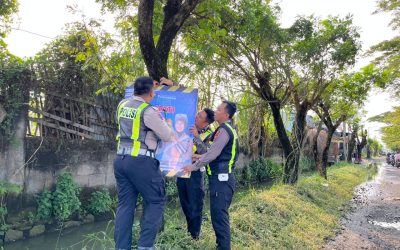 Cegah Kecelakaan, Satlantas Polres Pasuruan Pasang Banner Peringatan disepanjang Glanggang – Kedungboto