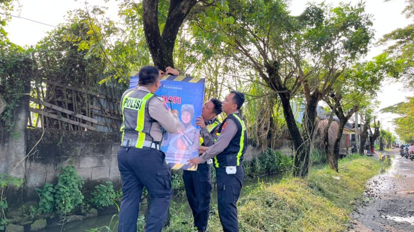 Cegah Kecelakaan, Satlantas Polres Pasuruan Pasang Banner Peringatan disepanjang Glanggang – Kedungboto