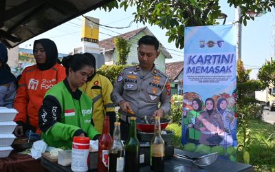 Kartini Memasak Di Pos Lalu Lintas Stasiun Bangil
