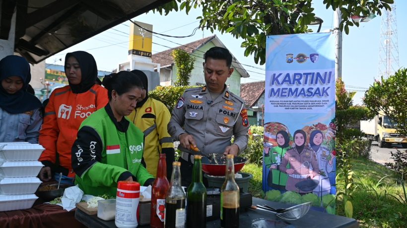 Kartini Memasak Di Pos Lalu Lintas Stasiun Bangil