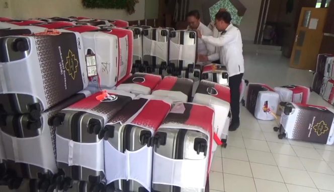 
					Petugas saat cek koper para jamaah haji