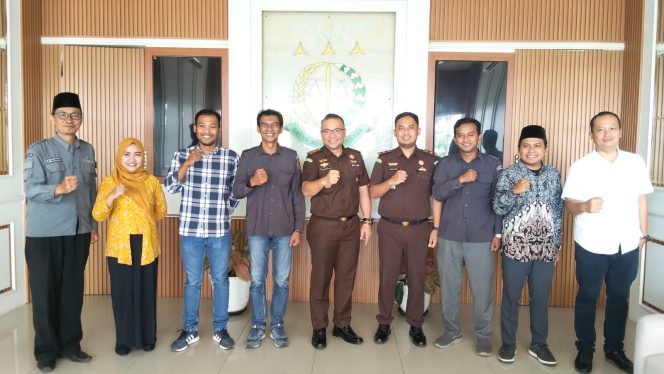 
					Anggota Bawaslu Kabupaten Pasuruan saat di Kejaksaan Negeri Pasuruan