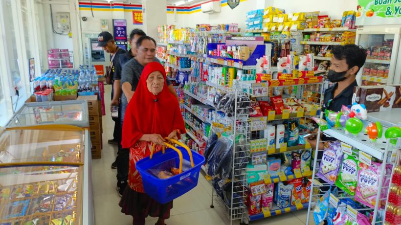 Elyas, Politisi Gerindra Yang Suka Berbagi Kepada Lansia Yang Masih Mencari Nafkah