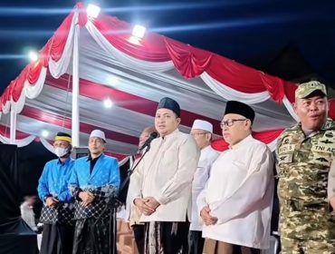 Bupati Pasuruan H.M Rusdi Sutejo saat memberangkatkan jamaah haji dari perkantoran Raci, Pemkab Pasuruan
