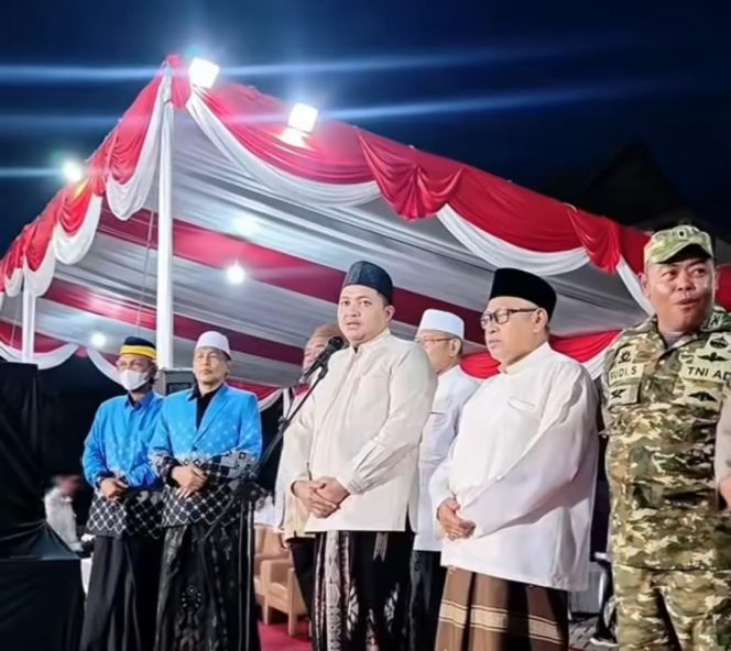 
					Bupati Pasuruan H.M Rusdi Sutejo saat memberangkatkan jamaah haji dari perkantoran Raci, Pemkab Pasuruan