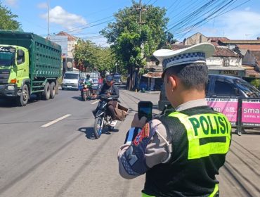 Petugas saat melakukan tilang Hand Held di Pos Polisi Alun-alun Bangil