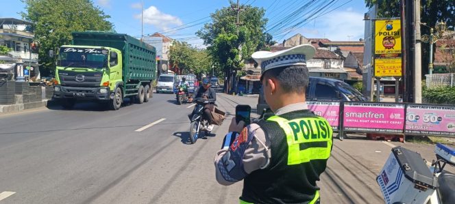 
					Petugas saat melakukan tilang Hand Held di Pos Polisi Alun-alun Bangil