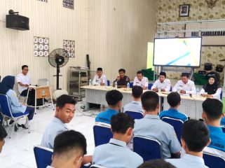 Ketua Bawaslu Kabupaten Pasuruan saat memberikan pemaparan di SMKN 1 Gempol