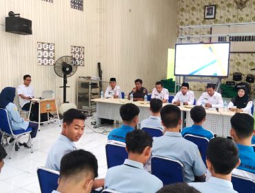 Ketua Bawaslu Kabupaten Pasuruan saat memberikan pemaparan di SMKN 1 Gempol
