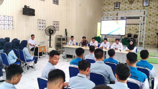 
					Ketua Bawaslu Kabupaten Pasuruan saat memberikan pemaparan di SMKN 1 Gempol