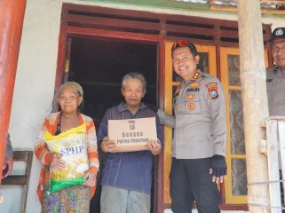Kapolres Pasuruan saat memberikan bantuan kepada warga di Kecamatan Tutur, Kabupaten Pasuruan