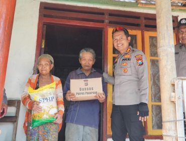 Kapolres Pasuruan saat memberikan bantuan kepada warga di Kecamatan Tutur, Kabupaten Pasuruan