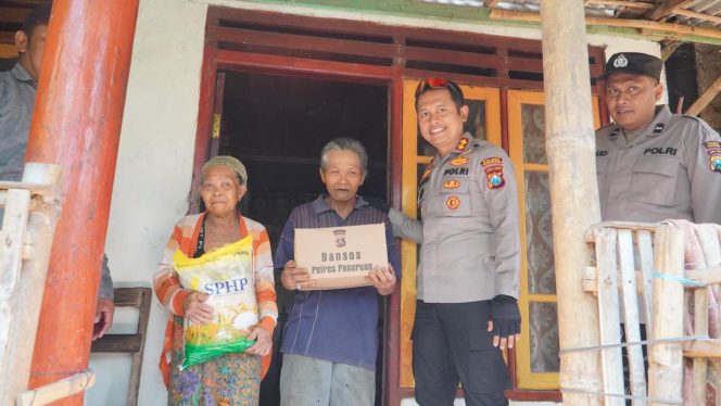 
					Kapolres Pasuruan saat memberikan bantuan kepada warga di Kecamatan Tutur, Kabupaten Pasuruan