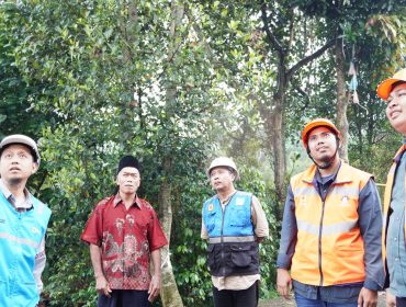 Petugas dari PLN UP3 Pasuruan saat meninjau lokasi pemasangan menuju Desa Sedaeng