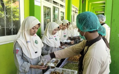 SPPG Kalirejo 2 Bangil Sajikan Menu MBG Prasmanan