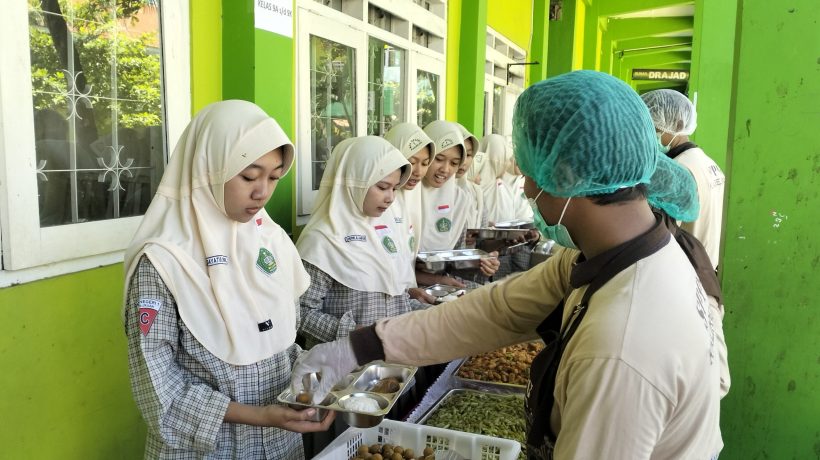 SPPG Kalirejo 2 Bangil Sajikan Menu MBG Prasmanan