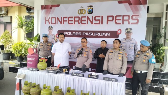 
					Polres Pasuruan saat menggelar onferensi pers penangkapan pelaku dan barang bukti