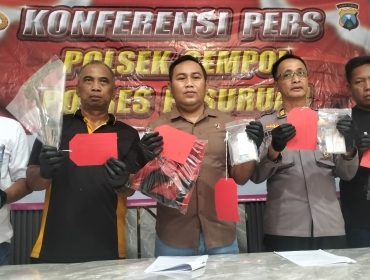 Petugas saat menunjukkan barang bukti yang berhasil diamankan dari tangan tersangka