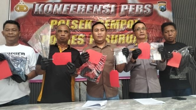 
					Petugas saat menunjukkan barang bukti yang berhasil diamankan dari tangan tersangka