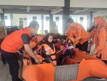 Para siswa saat dikenalkan tentang peralatan penyelamatan di BPBD Kabupaten Pasuruan