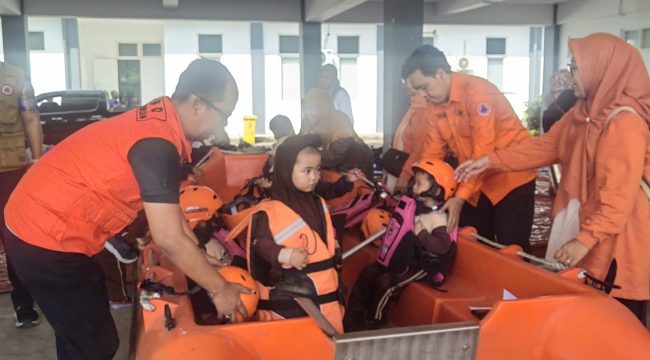 Para siswa saat dikenalkan tentang peralatan penyelamatan di BPBD Kabupaten Pasuruan