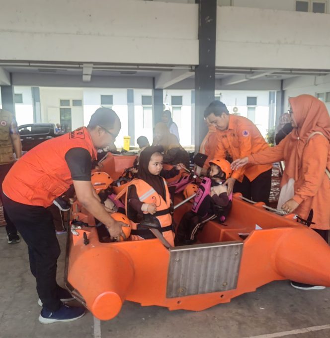 
					Para siswa saat dikenalkan tentang peralatan penyelamatan di BPBD Kabupaten Pasuruan