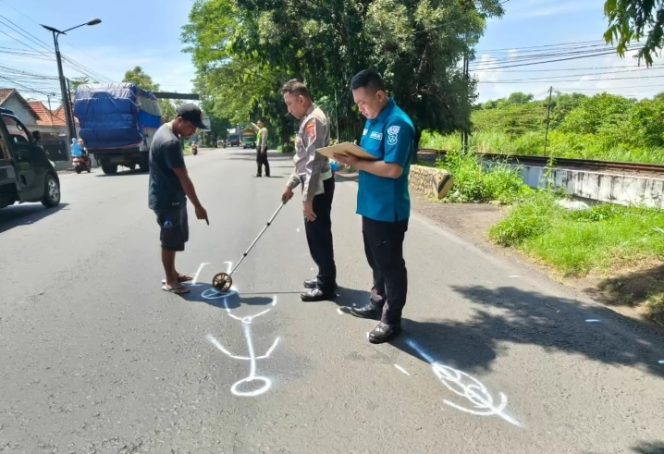 
					Petugas dari Unit Gakkum Satlantas Polres Pasuruan saat melakukan olah TKP 