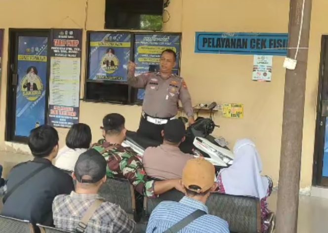 
					Aiptu Harid Kurniawan, anggota Satlantas Polres Pasuruan saat memberikan tips aman jual beli kendaraan bermotor