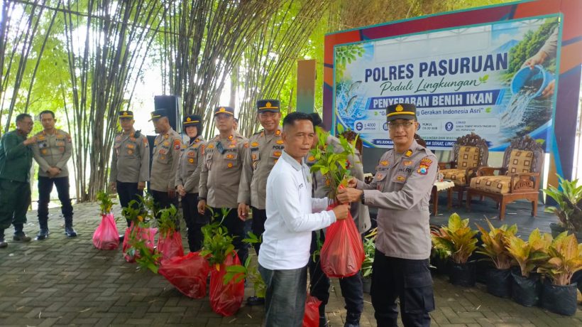 Dukung Gerakan Indonesia Asri, Polres Pasuruan Tebar 6.000 Benih Ikan dan Bagikan Bibit Pohon
