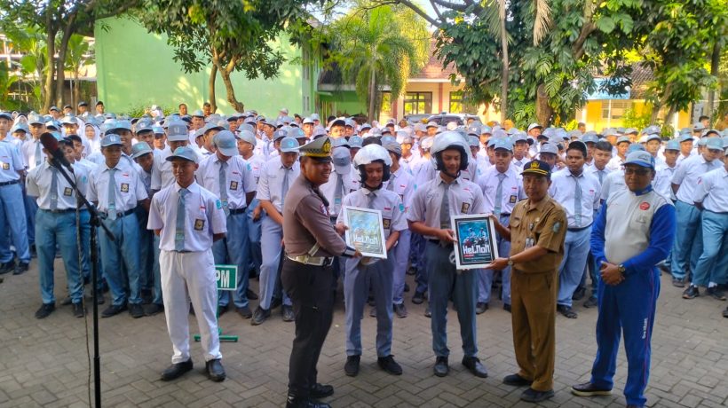 Peringati Hardiknas, Satlantas Polres Pasuruan Gelar Aksi ‘Helm On’ di SMKN 1 Gempol