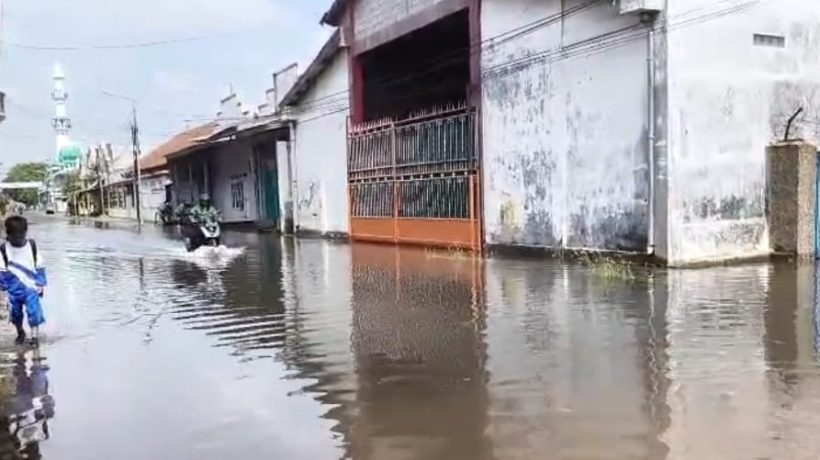 Kawasan Pesisir Pasuruan Terendam Banjir Rob