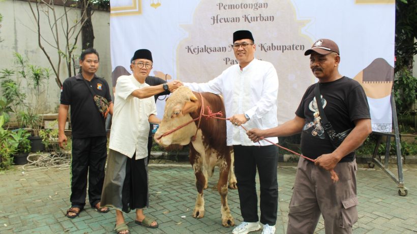 Idul Adha, Kejari Kabupaten Pasuruan Bagikan Ratusan Bungkus Daging