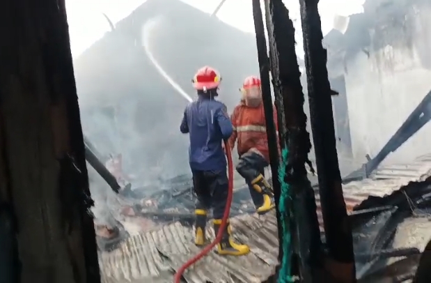 Rumah Pengusaha Peyek Kebakaran. Warga Gempol Berhamburan