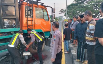 Dump Truk VS Motor. Pengendara Motor Tewas Dilokasi Kejadian