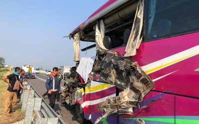 Bus vs Truk Tangki 1 Penumpang Tewas
