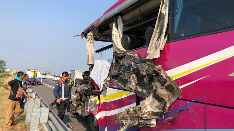 Bus vs Truk Tangki 1 Penumpang Tewas