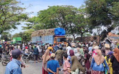 Dipicu Peluru Nyasar, Ratusan Warga Alastlogo Pasuruan Demo di Makolatmar dan Tutup Jalur Pantura