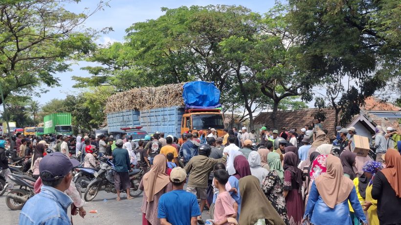 Dipicu Peluru Nyasar, Ratusan Warga Alastlogo Pasuruan Demo di Makolatmar dan Tutup Jalur Pantura