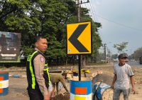 Satlantas Polres Pasuruan Pasang Rambu Peringatan di Titik Blackspot Bundaran Gempol