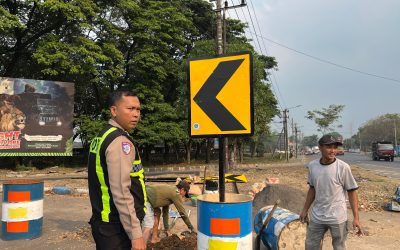 Satlantas Polres Pasuruan Pasang Rambu Peringatan di Titik Blackspot Bundaran Gempol
