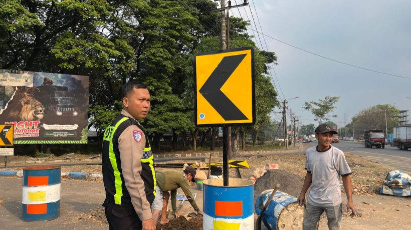 Satlantas Polres Pasuruan Pasang Rambu Peringatan di Titik Blackspot Bundaran Gempol