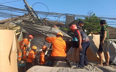 Terjebak di Kabin dan Reruntuhan Rumah, Sopir Truk Dievakuasi Tim SAR Selama 3 Jam