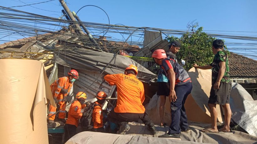 Terjebak di Kabin dan Reruntuhan Rumah, Sopir Truk Dievakuasi Tim SAR Selama 3 Jam