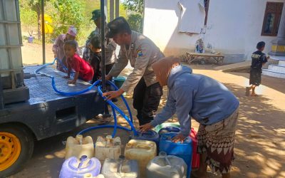 Polres Pasuruan Gunakan Mobil Patroli Untuk Mengangkut Air Bersih